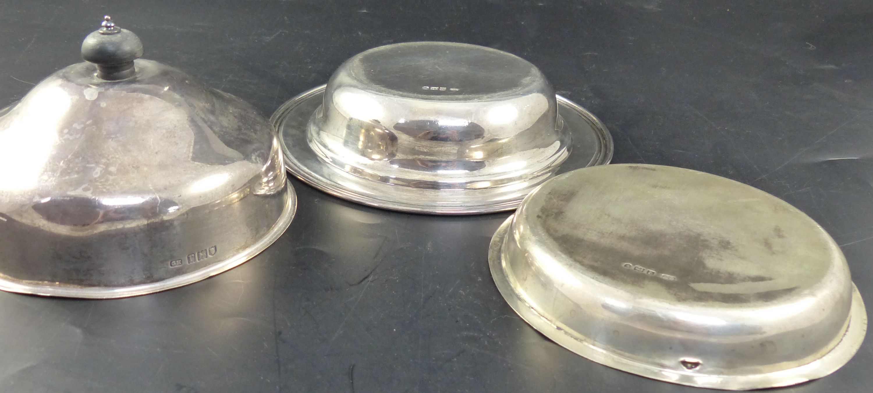 A George V silver muffin dish and cover with liner, width 18.7cm, 16oz.